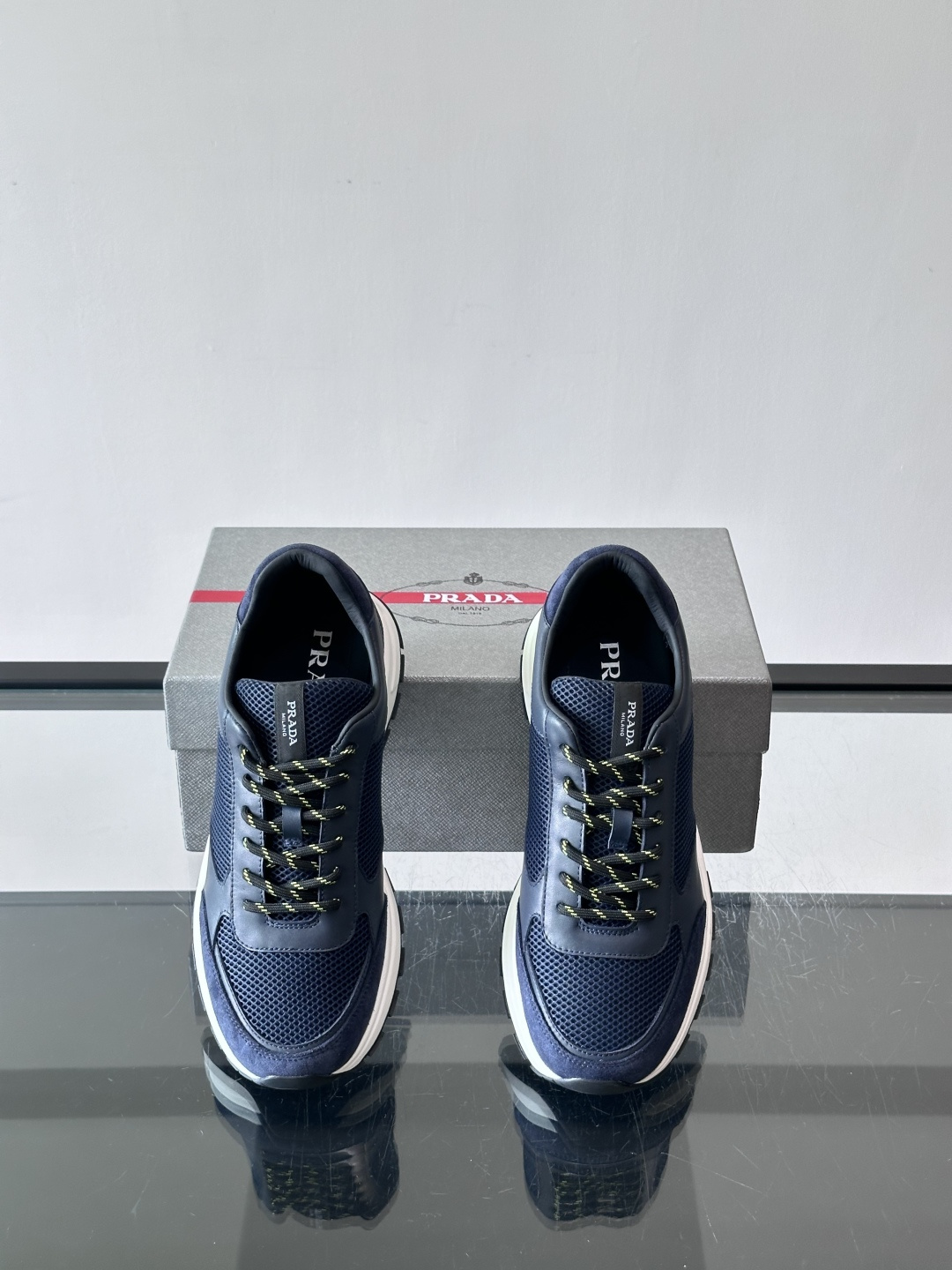 👟Prada男士休闲运动鞋,简约时尚,网布+皮革拼接,透气又有支撑力。橡胶鞋底防滑,日常穿搭或轻运动都OK!鞋侧低调Lo 👟Prada男士休闲运动鞋,简约时尚,网布+皮革拼接,透气又有支撑力。橡胶鞋底防滑,日常穿搭或轻运动都OK!鞋侧低调Lo