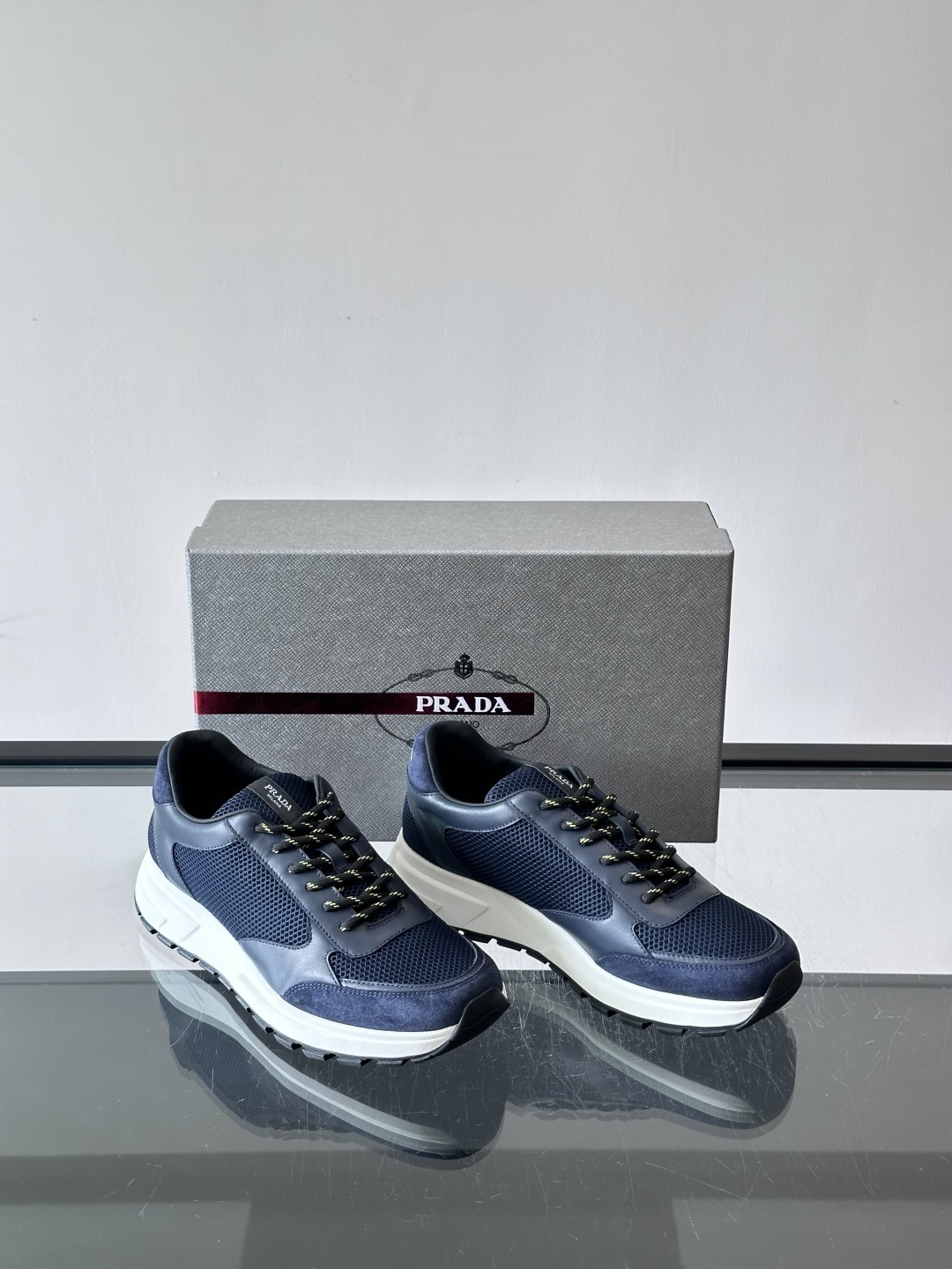 👟Prada男士休闲运动鞋,简约时尚,网布+皮革拼接,透气又有支撑力。橡胶鞋底防滑,日常穿搭或轻运动都OK!鞋侧低调Lo 👟Prada男士休闲运动鞋,简约时尚,网布+皮革拼接,透气又有支撑力。橡胶鞋底防滑,日常穿搭或轻运动都OK!鞋侧低调Lo