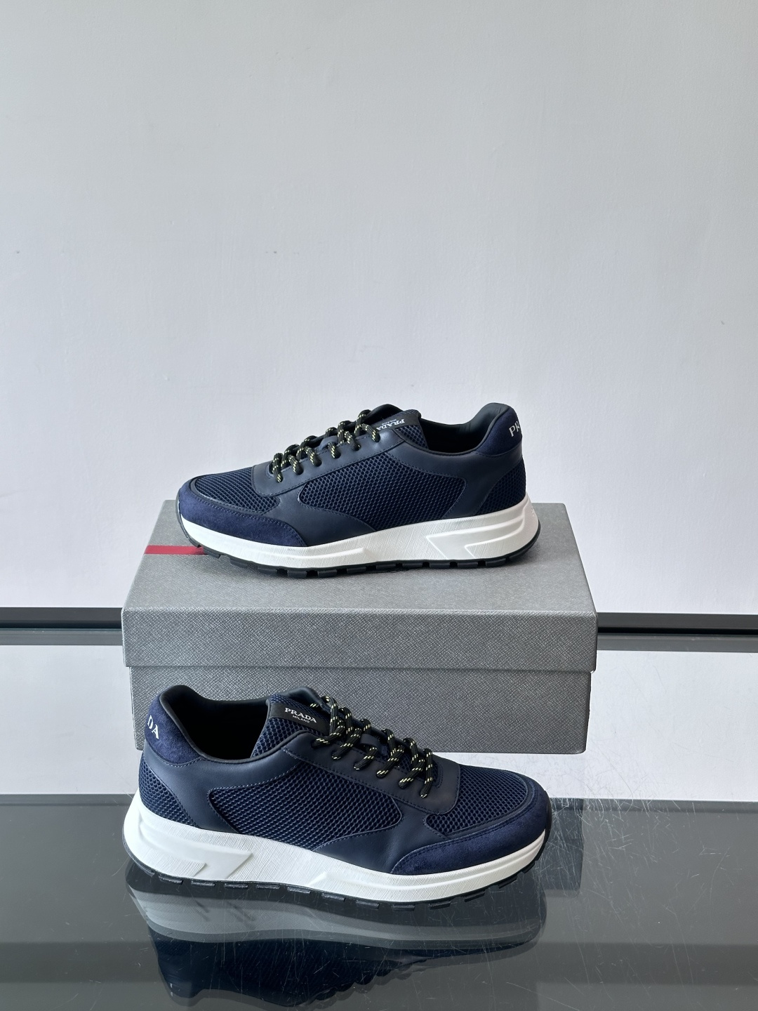 👟Prada男士休闲运动鞋,简约时尚,网布+皮革拼接,透气又有支撑力。橡胶鞋底防滑,日常穿搭或轻运动都OK!鞋侧低调Lo 👟Prada男士休闲运动鞋,简约时尚,网布+皮革拼接,透气又有支撑力。橡胶鞋底防滑,日常穿搭或轻运动都OK!鞋侧低调Lo