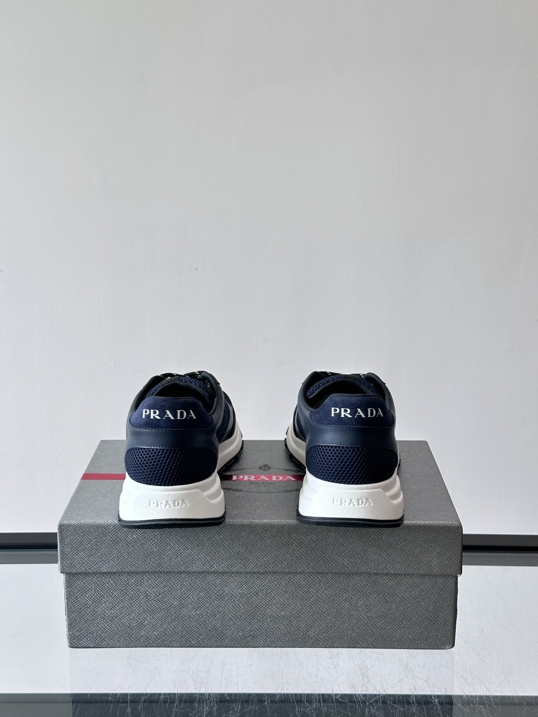 👟Prada男士休闲运动鞋,简约时尚,网布+皮革拼接,透气又有支撑力。橡胶鞋底防滑,日常穿搭或轻运动都OK!鞋侧低调Lo 👟Prada男士休闲运动鞋,简约时尚,网布+皮革拼接,透气又有支撑力。橡胶鞋底防滑,日常穿搭或轻运动都OK!鞋侧低调Lo