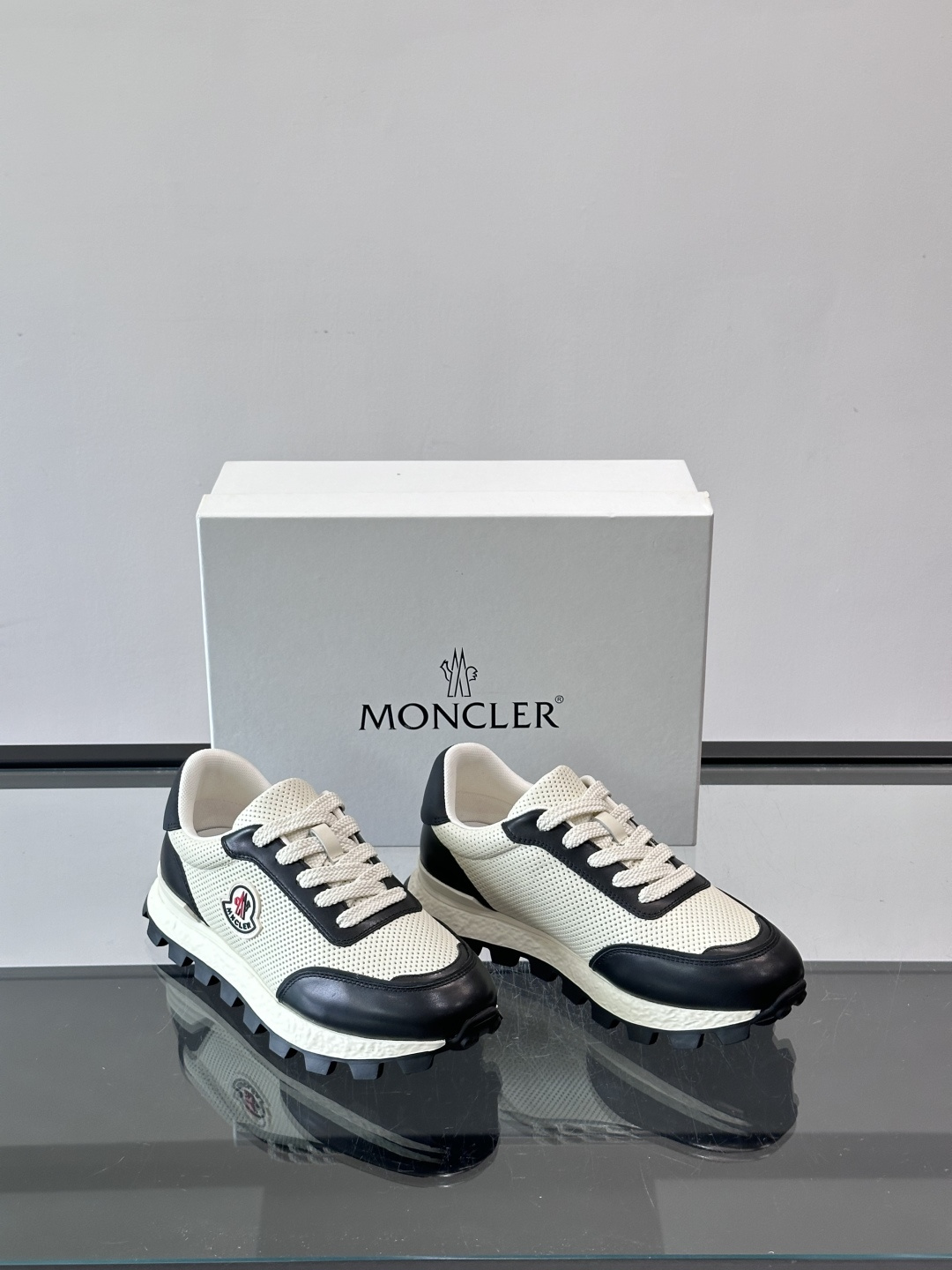 Moncler这款运动鞋采用撞色设计,鞋面冲孔➕牛皮革拼接,透气又有支撑力。侧面大“M”标志超有辨识度,鞋底几何纹路,抓 Moncler这款运动鞋采用撞色设计,鞋面冲孔➕牛皮革拼接,透气又有支撑力。侧面大“M”标志超有辨识度,鞋底几何纹路,抓