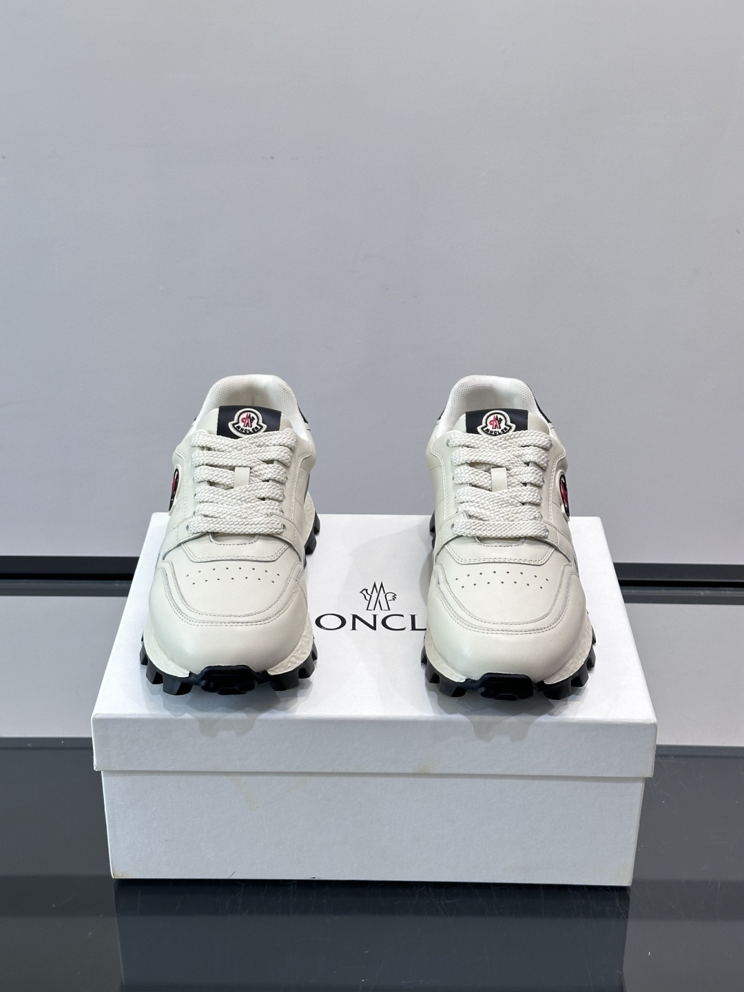 Moncler这款运动鞋采用撞色设计,鞋面冲孔➕牛皮革拼接,透气又有支撑力。侧面大“M”标志超有辨识度,鞋底几何纹路,抓 Moncler这款运动鞋采用撞色设计,鞋面冲孔➕牛皮革拼接,透气又有支撑力。侧面大“M”标志超有辨识度,鞋底几何纹路,抓