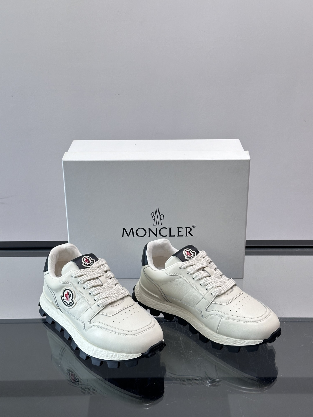 Moncler这款运动鞋采用撞色设计,鞋面冲孔➕牛皮革拼接,透气又有支撑力。侧面大“M”标志超有辨识度,鞋底几何纹路,抓 Moncler这款运动鞋采用撞色设计,鞋面冲孔➕牛皮革拼接,透气又有支撑力。侧面大“M”标志超有辨识度,鞋底几何纹路,抓