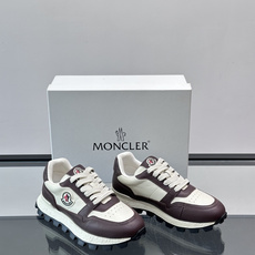 Moncler这款运动鞋采用撞色设计,鞋面冲孔➕牛皮革拼接,透气又有支撑力。侧面大“M”标志超有辨识度,鞋底几何纹路,抓 Moncler这款运动鞋采用撞色设计,鞋面冲孔➕牛皮革拼接,透气又有支撑力。侧面大“M”标志超有辨识度,鞋底几何纹路,抓
