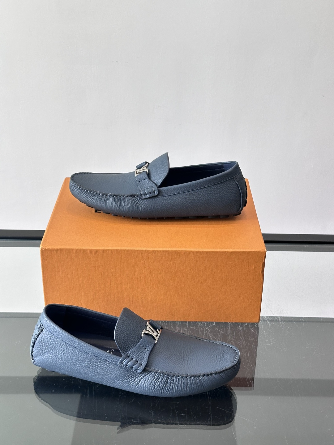 L v驴牌奢品，男士休闲豆豆鞋鞋，舒适驾车鞋，独特的品牌Logo 很有辨识度，无论材质还是细节均为精品，选用进口原版印花