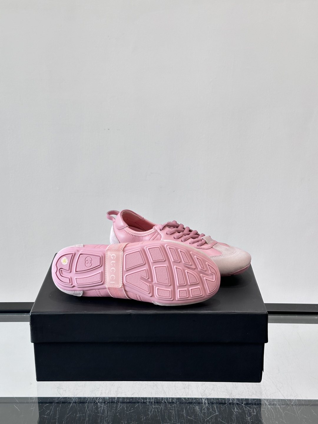 Gucci 最新款 Flex系列情侣款运动鞋Generation Gucci系列深入探索品牌典藏元素 将不同世代的设计 Gucci 最新款 Flex系列情侣款运动鞋Generation Gucci系列深入探索品牌典藏元素 将不同世代的设计
