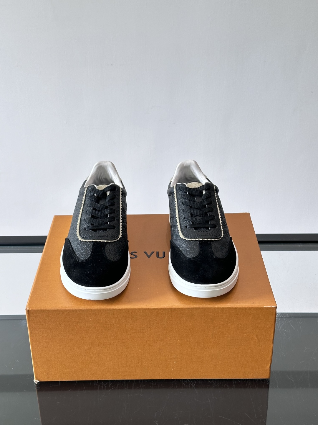 LV FLASH 运动鞋本款 LV Flash 运动鞋为绒面牛皮革压印 Nano Monogram 图案,以流畅线条勾勒 LV FLASH 运动鞋本款 LV Flash 运动鞋为绒面牛皮革压印 Nano Monogram 图案,以流畅线条勾勒