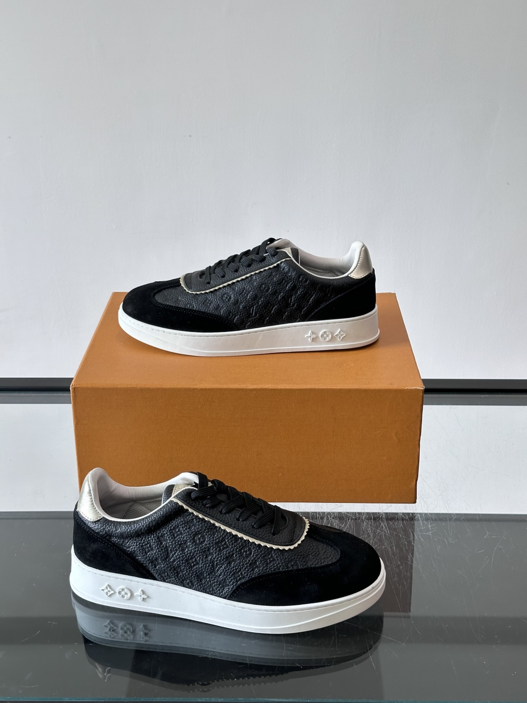 LV FLASH 运动鞋本款 LV Flash 运动鞋为绒面牛皮革压印 Nano Monogram 图案,以流畅线条勾勒 LV FLASH 运动鞋本款 LV Flash 运动鞋为绒面牛皮革压印 Nano Monogram 图案,以流畅线条勾勒