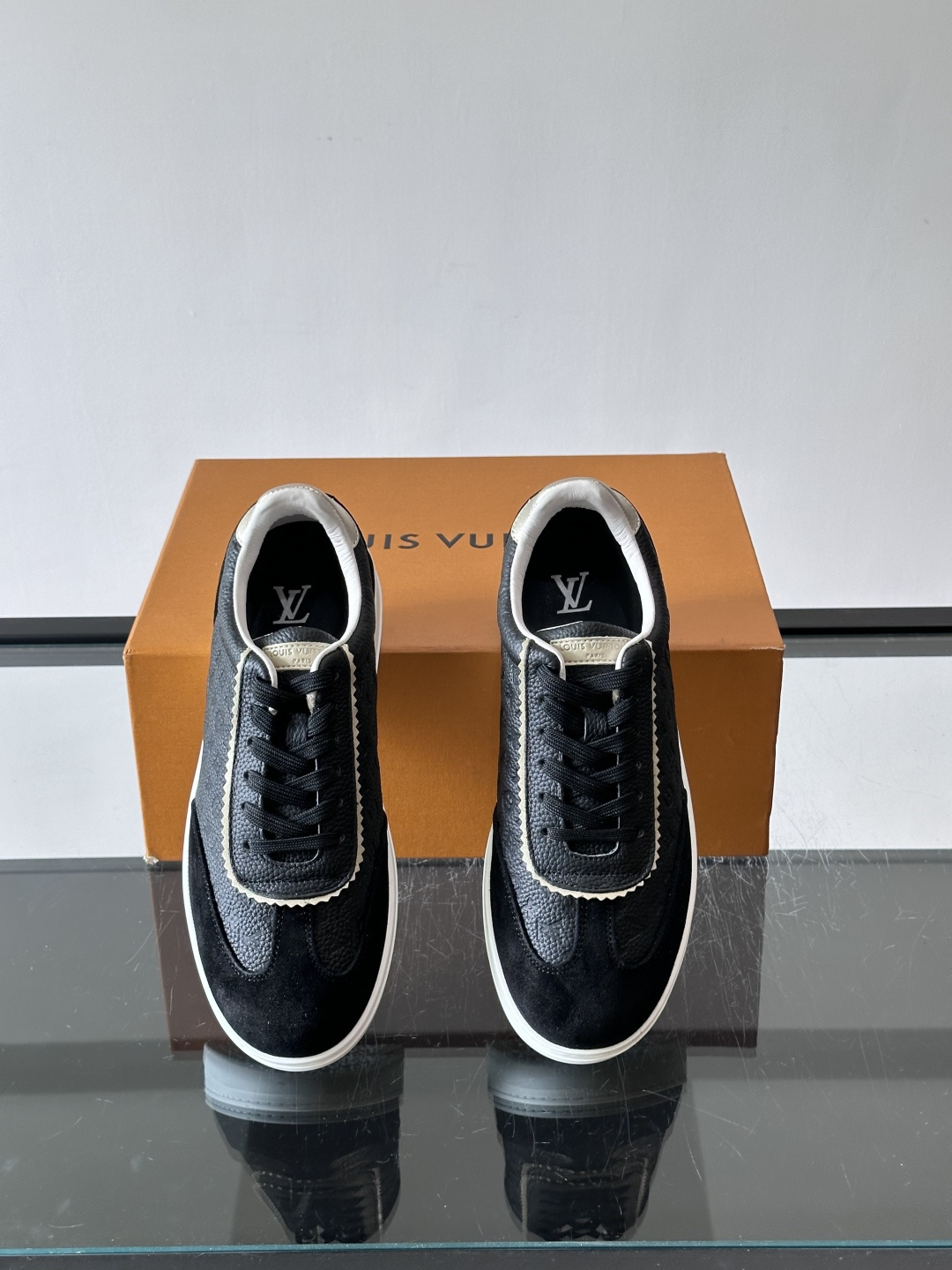 LV FLASH 运动鞋本款 LV Flash 运动鞋为绒面牛皮革压印 Nano Monogram 图案,以流畅线条勾勒 LV FLASH 运动鞋本款 LV Flash 运动鞋为绒面牛皮革压印 Nano Monogram 图案,以流畅线条勾勒