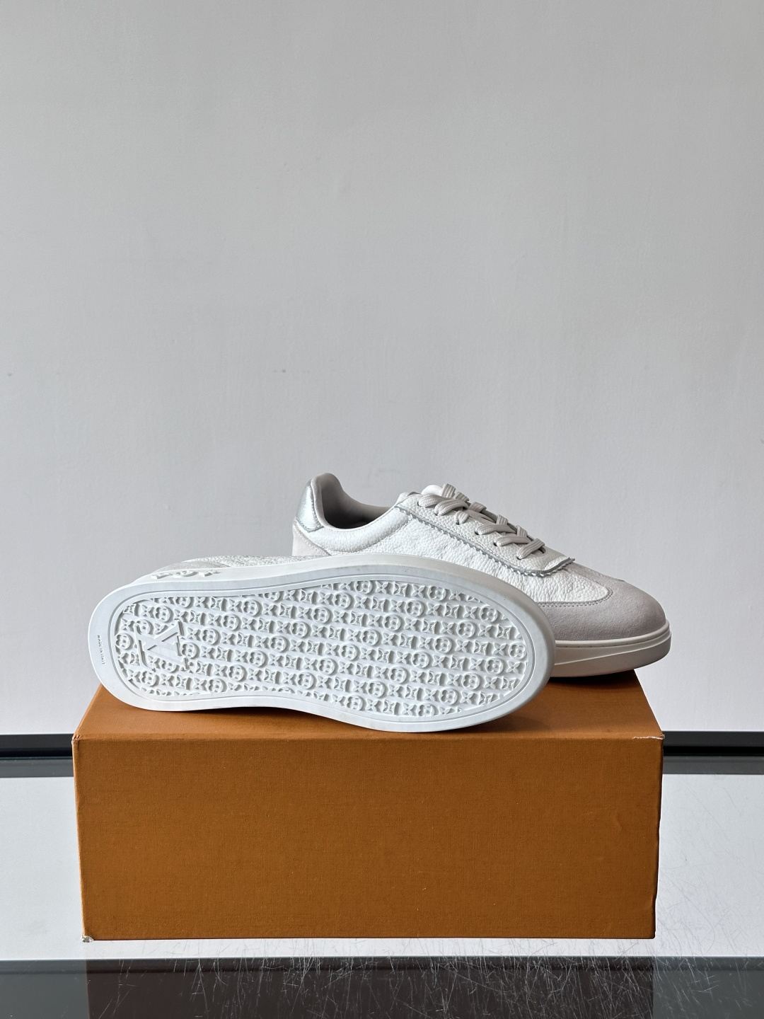 LV FLASH 运动鞋本款 LV Flash 运动鞋为绒面牛皮革压印 Nano Monogram 图案,以流畅线条勾勒 LV FLASH 运动鞋本款 LV Flash 运动鞋为绒面牛皮革压印 Nano Monogram 图案,以流畅线条勾勒