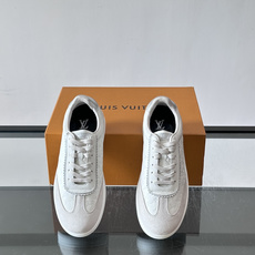 LV FLASH 运动鞋本款 LV Flash 运动鞋为绒面牛皮革压印 Nano Monogram 图案,以流畅线条勾勒 LV FLASH 运动鞋本款 LV Flash 运动鞋为绒面牛皮革压印 Nano Monogram 图案,以流畅线条勾勒