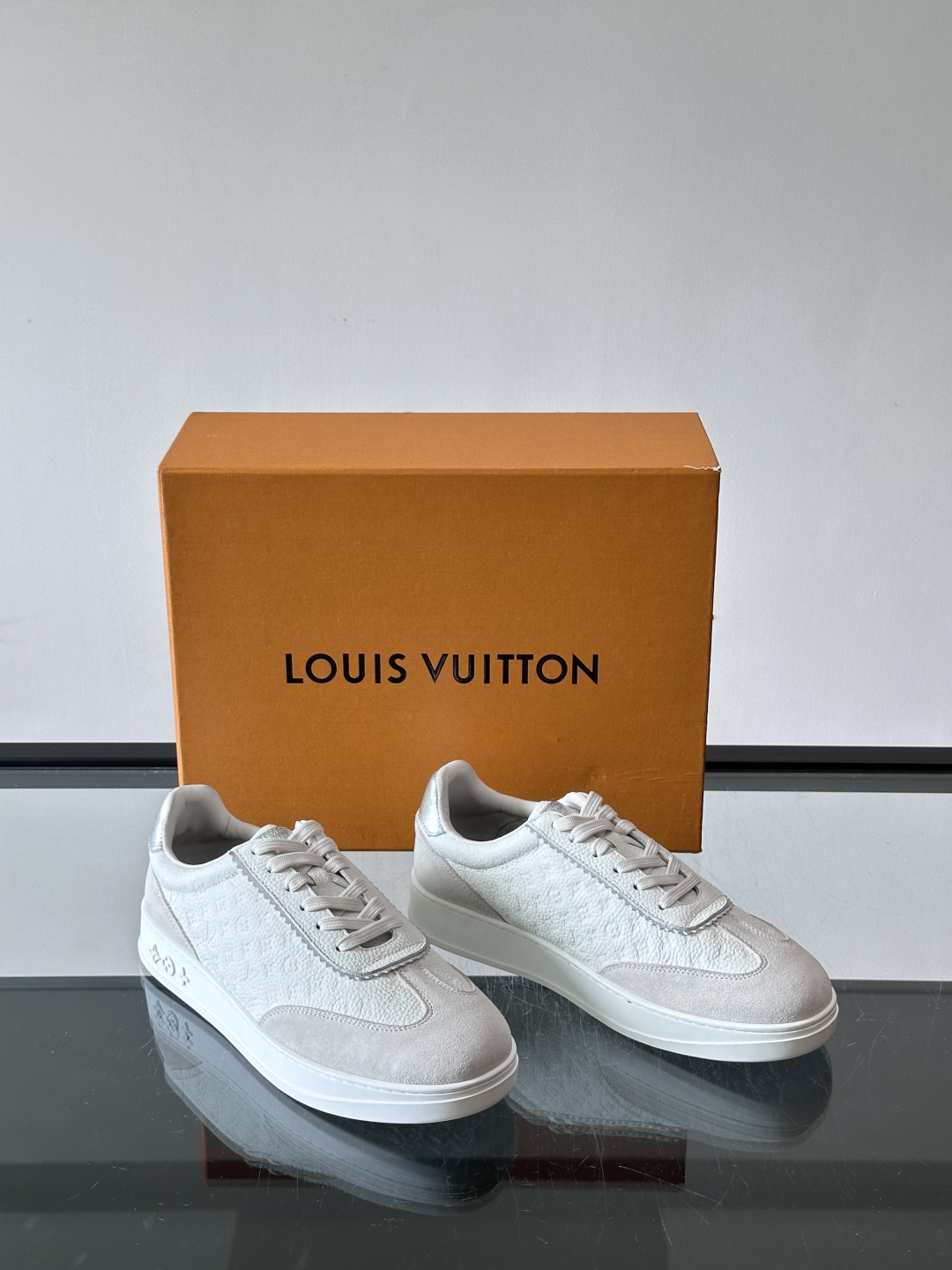 LV FLASH 运动鞋本款 LV Flash 运动鞋为绒面牛皮革压印 Nano Monogram 图案,以流畅线条勾勒 LV FLASH 运动鞋本款 LV Flash 运动鞋为绒面牛皮革压印 Nano Monogram 图案,以流畅线条勾勒