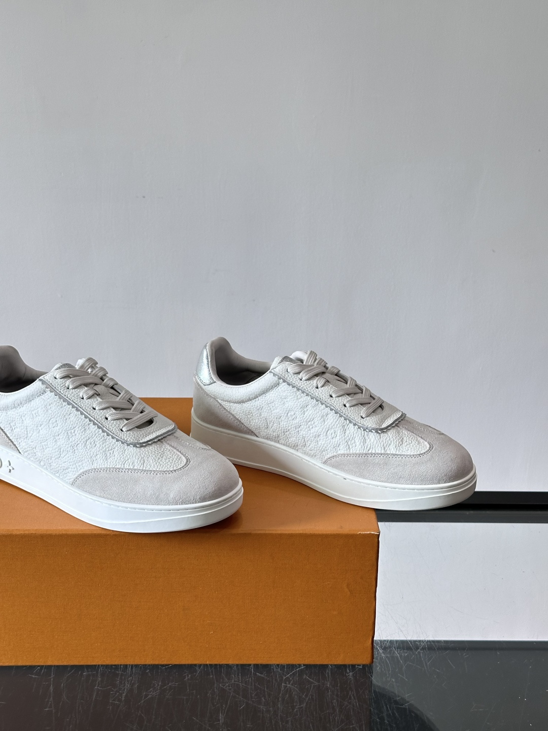 LV FLASH 运动鞋本款 LV Flash 运动鞋为绒面牛皮革压印 Nano Monogram 图案,以流畅线条勾勒 LV FLASH 运动鞋本款 LV Flash 运动鞋为绒面牛皮革压印 Nano Monogram 图案,以流畅线条勾勒
