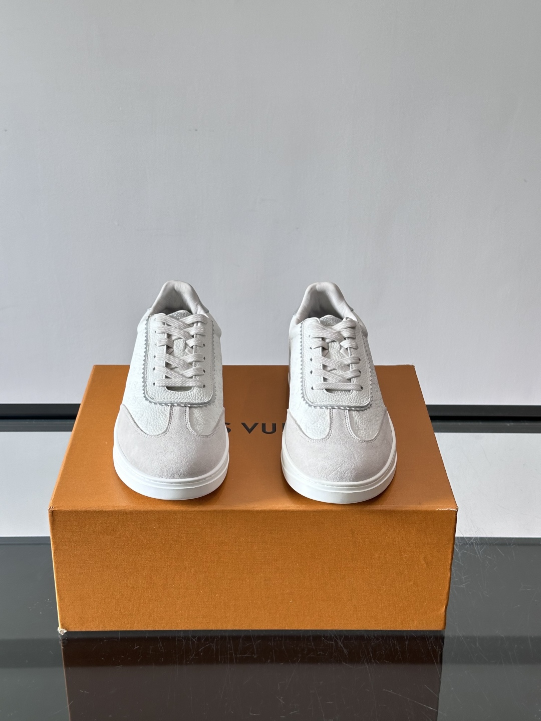 LV FLASH 运动鞋本款 LV Flash 运动鞋为绒面牛皮革压印 Nano Monogram 图案,以流畅线条勾勒 LV FLASH 运动鞋本款 LV Flash 运动鞋为绒面牛皮革压印 Nano Monogram 图案,以流畅线条勾勒