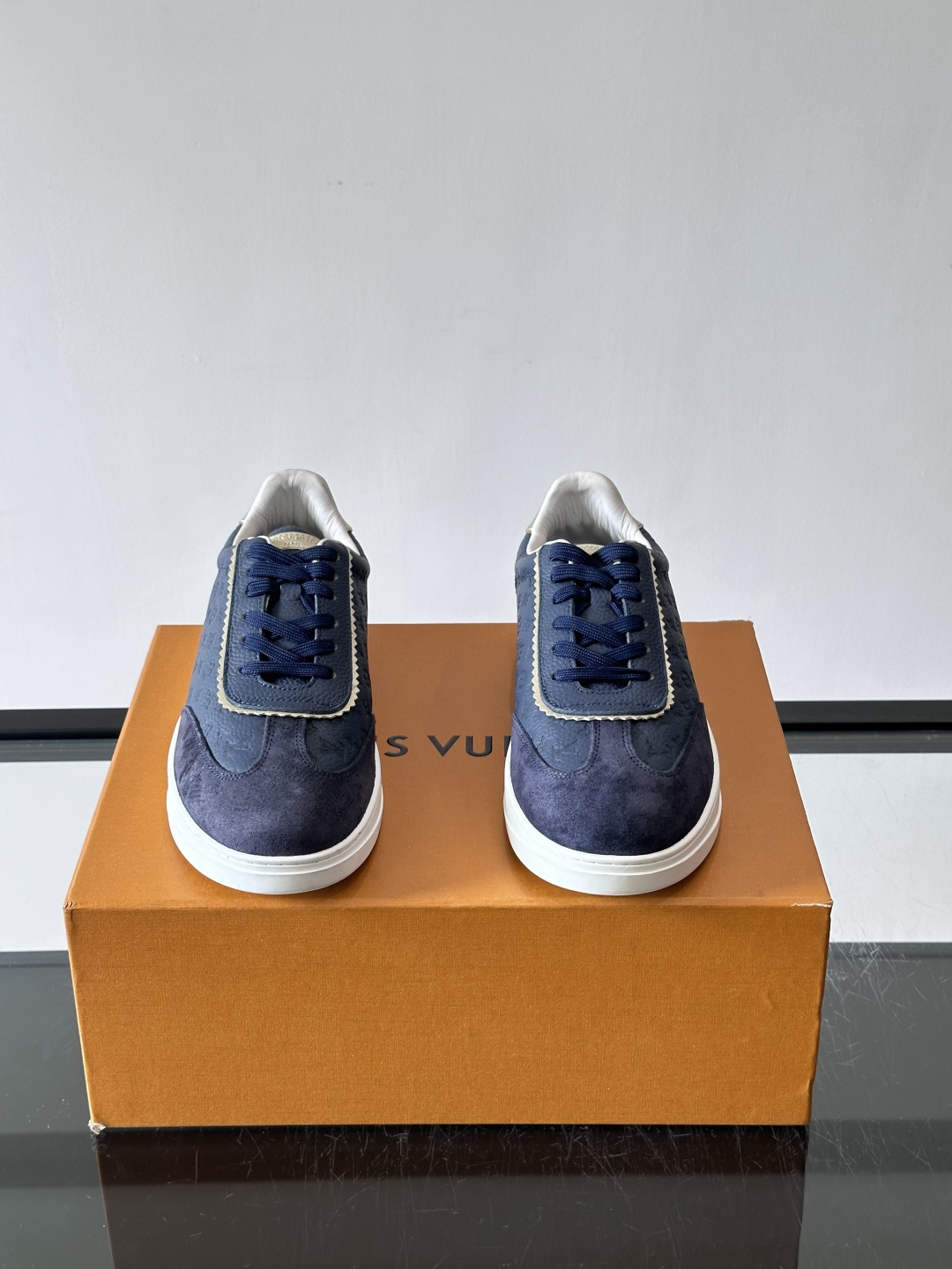 LV FLASH 运动鞋本款 LV Flash 运动鞋为绒面牛皮革压印 Nano Monogram 图案,以流畅线条勾勒 LV FLASH 运动鞋本款 LV Flash 运动鞋为绒面牛皮革压印 Nano Monogram 图案,以流畅线条勾勒