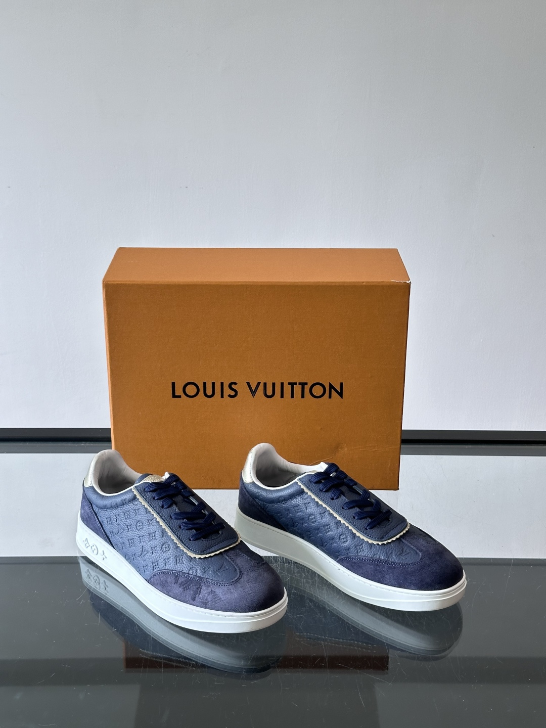 LV FLASH 运动鞋本款 LV Flash 运动鞋为绒面牛皮革压印 Nano Monogram 图案,以流畅线条勾勒 LV FLASH 运动鞋本款 LV Flash 运动鞋为绒面牛皮革压印 Nano Monogram 图案,以流畅线条勾勒