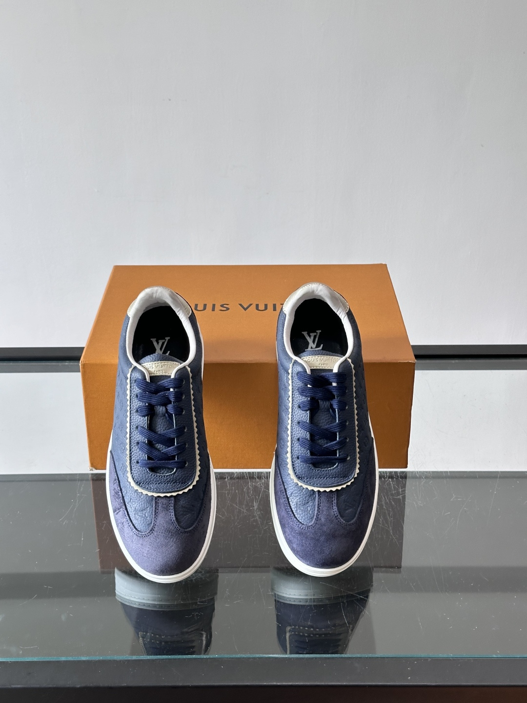 LV FLASH 运动鞋本款 LV Flash 运动鞋为绒面牛皮革压印 Nano Monogram 图案,以流畅线条勾勒 LV FLASH 运动鞋本款 LV Flash 运动鞋为绒面牛皮革压印 Nano Monogram 图案,以流畅线条勾勒