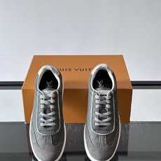 LV FLASH 运动鞋本款 LV Flash 运动鞋为绒面牛皮革压印 Nano Monogram 图案,以流畅线条勾勒 LV FLASH 运动鞋本款 LV Flash 运动鞋为绒面牛皮革压印 Nano Monogram 图案,以流畅线条勾勒