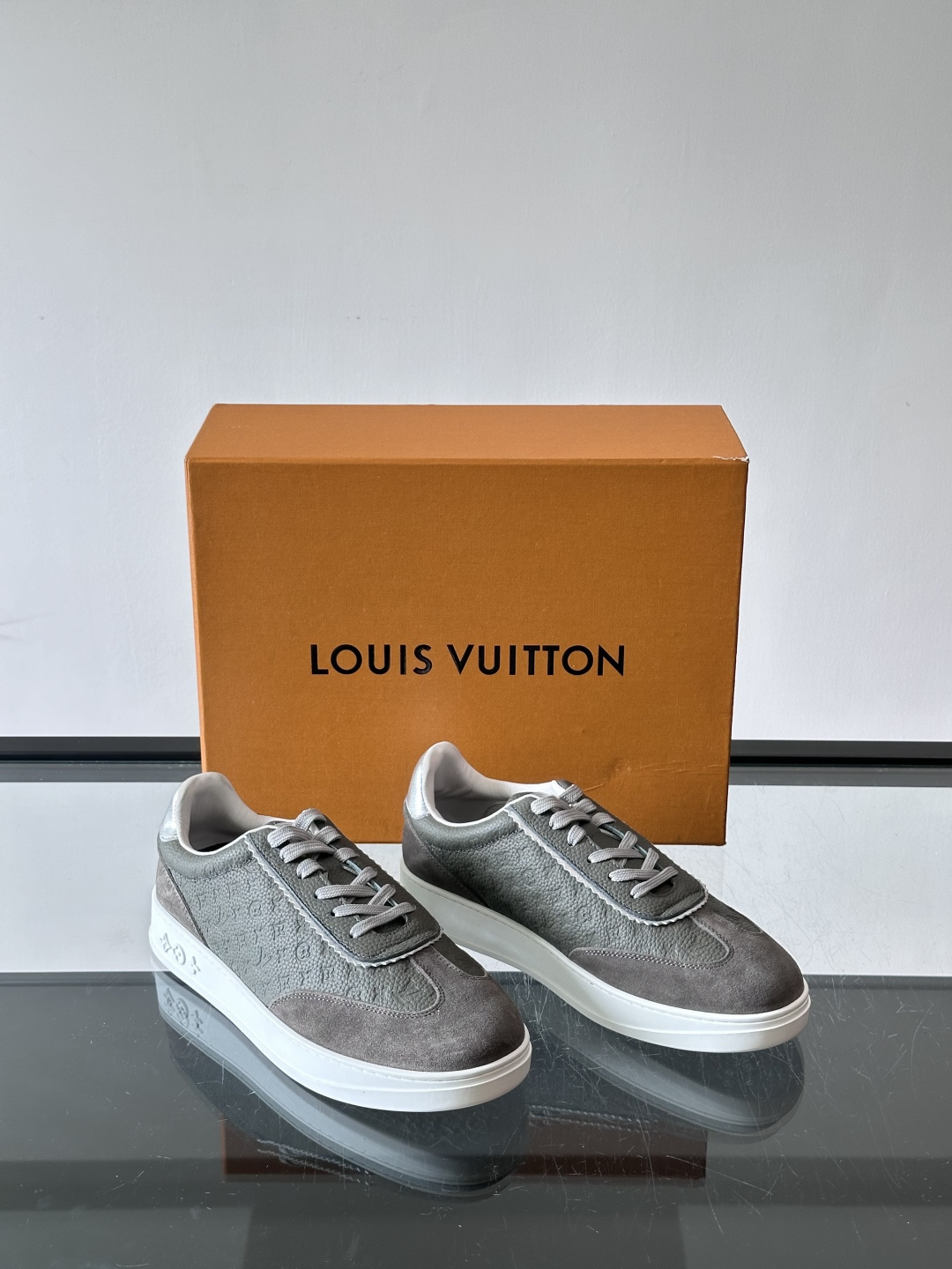 LV FLASH 运动鞋本款 LV Flash 运动鞋为绒面牛皮革压印 Nano Monogram 图案,以流畅线条勾勒 LV FLASH 运动鞋本款 LV Flash 运动鞋为绒面牛皮革压印 Nano Monogram 图案,以流畅线条勾勒