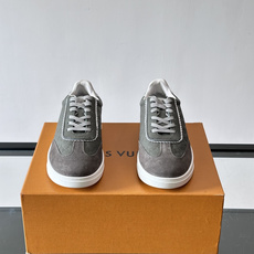 LV FLASH 运动鞋本款 LV Flash 运动鞋为绒面牛皮革压印 Nano Monogram 图案,以流畅线条勾勒 LV FLASH 运动鞋本款 LV Flash 运动鞋为绒面牛皮革压印 Nano Monogram 图案,以流畅线条勾勒