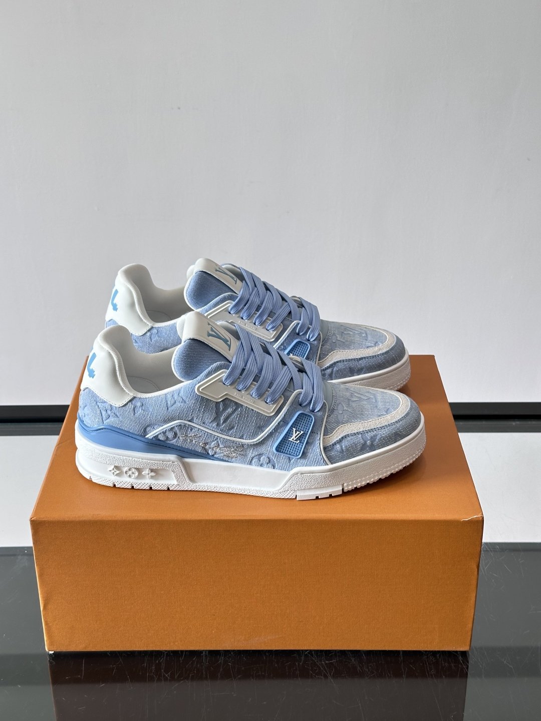 驴家 新配色 trainer运动鞋,本款 LV Trainer 运动鞋取材柔软粒面小牛皮,呈现纯净色调,后部#54标识追 驴家 新配色 trainer运动鞋,本款 LV Trainer 运动鞋取材柔软粒面小牛皮,呈现纯净色调,后部#54标识追