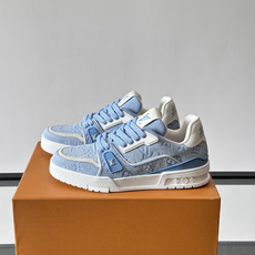驴家 新配色 trainer运动鞋,本款 LV Trainer 运动鞋取材柔软粒面小牛皮,呈现纯净色调,后部#54标识追 驴家 新配色 trainer运动鞋,本款 LV Trainer 运动鞋取材柔软粒面小牛皮,呈现纯净色调,后部#54标识追