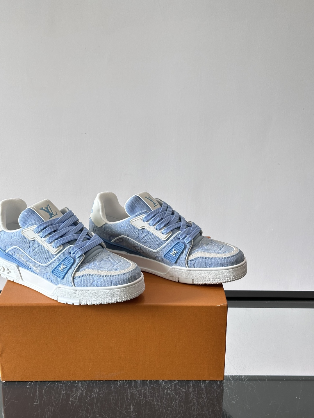驴家 新配色 trainer运动鞋,本款 LV Trainer 运动鞋取材柔软粒面小牛皮,呈现纯净色调,后部#54标识追 驴家 新配色 trainer运动鞋,本款 LV Trainer 运动鞋取材柔软粒面小牛皮,呈现纯净色调,后部#54标识追
