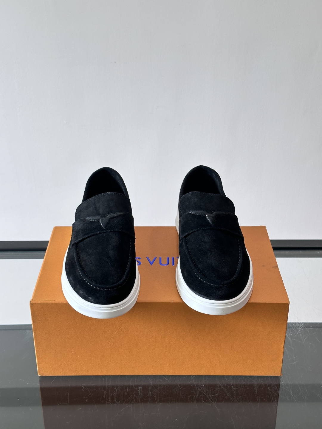 ​​LV 莫卡辛鞋，麂皮鞋面搭配 Monogram 老花内衬，厚底设计。这个系列是 LV 的经典乐福鞋/豆豆鞋款，走的是