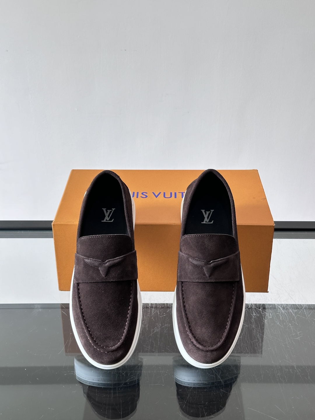 ​​LV 莫卡辛鞋，麂皮鞋面搭配 Monogram 老花内衬，厚底设计。这个系列是 LV 的经典乐福鞋/豆豆鞋款，走的是