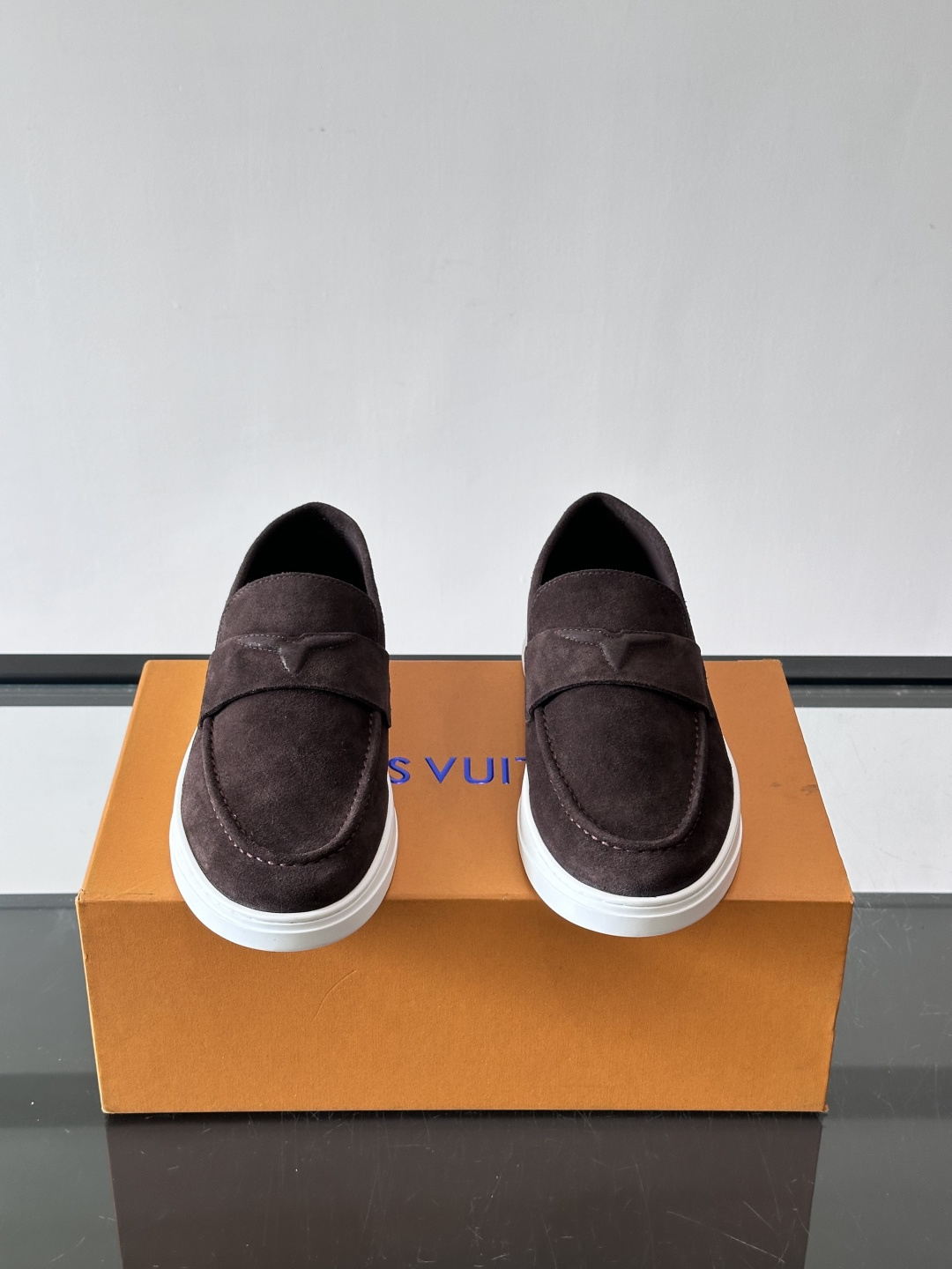 ​​LV 莫卡辛鞋，麂皮鞋面搭配 Monogram 老花内衬，厚底设计。这个系列是 LV 的经典乐福鞋/豆豆鞋款，走的是