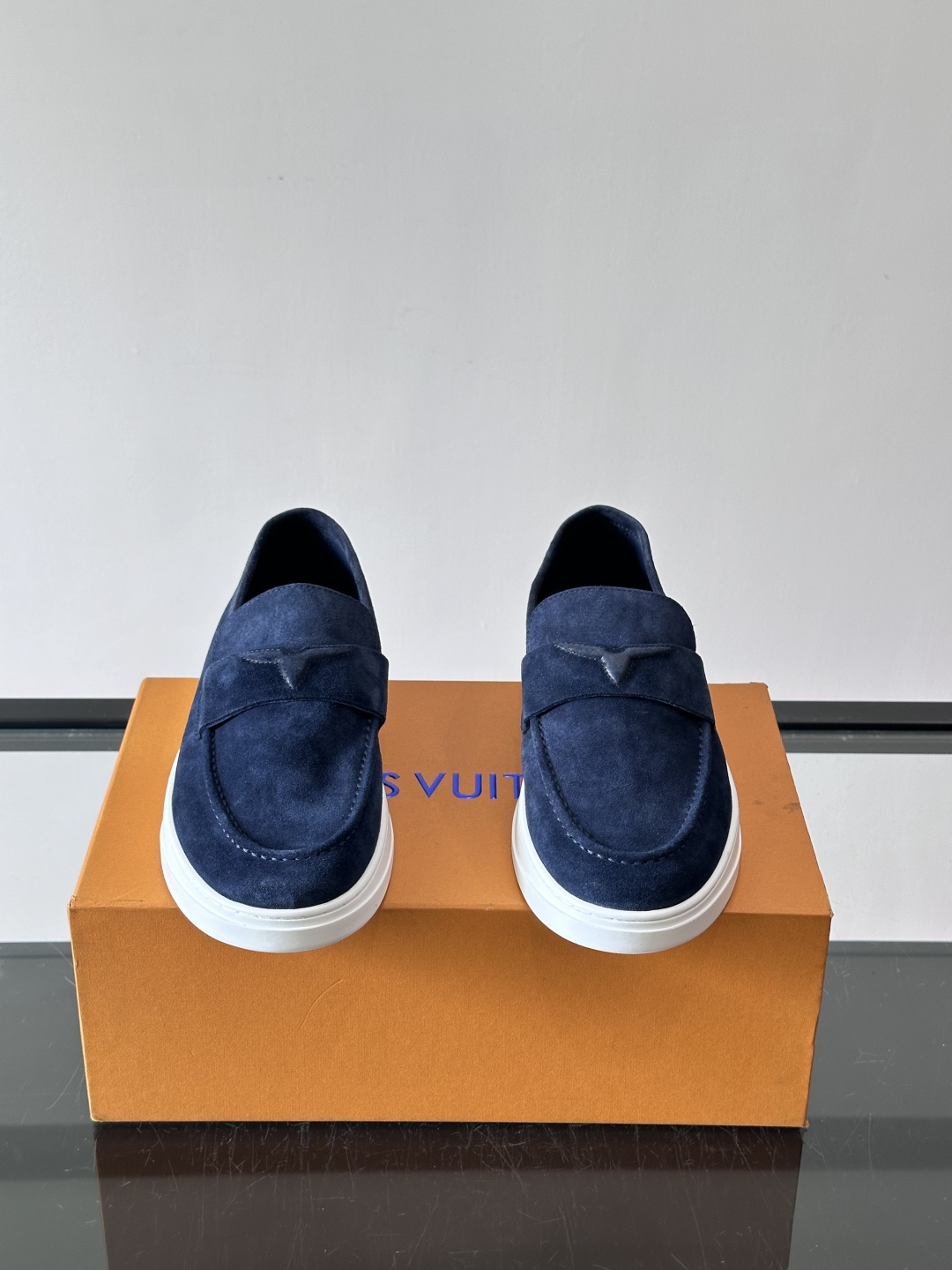 ​​LV 莫卡辛鞋，麂皮鞋面搭配 Monogram 老花内衬，厚底设计。这个系列是 LV 的经典乐福鞋/豆豆鞋款，走的是