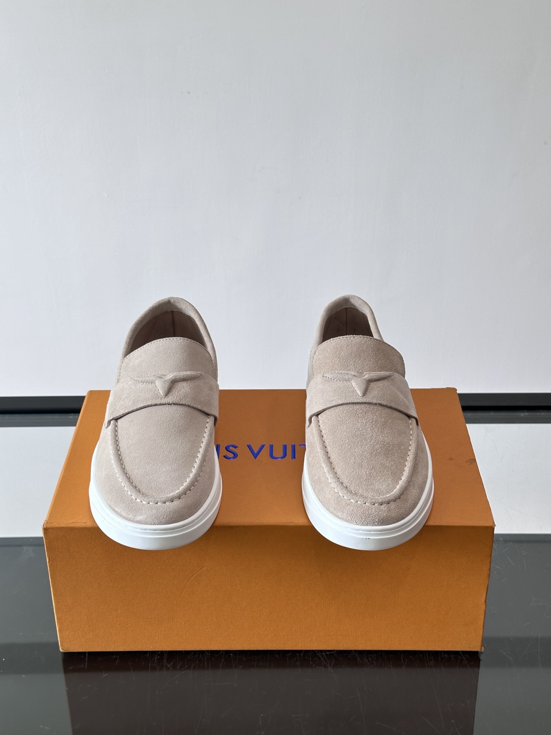 ​​LV 莫卡辛鞋，麂皮鞋面搭配 Monogram 老花内衬，厚底设计。这个系列是 LV 的经典乐福鞋/豆豆鞋款，走的是