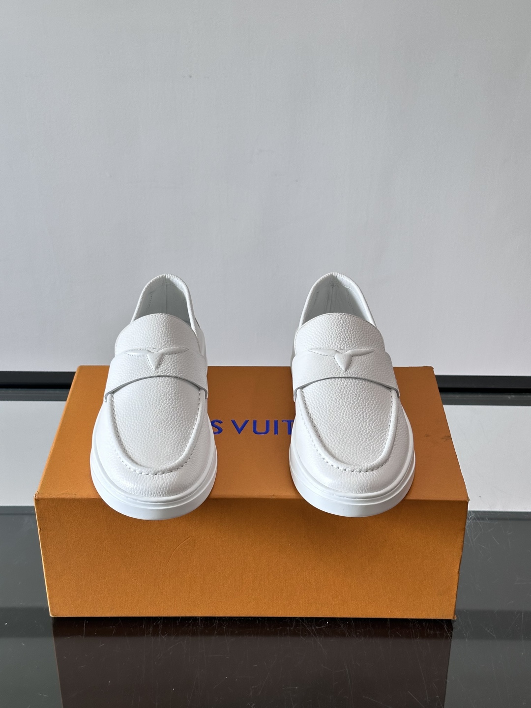 ​​LV 莫卡辛鞋，真皮鞋面搭配 Monogram 老花内衬，厚底设计。这个系列是 LV 的经典乐福鞋/豆豆鞋款，走的是