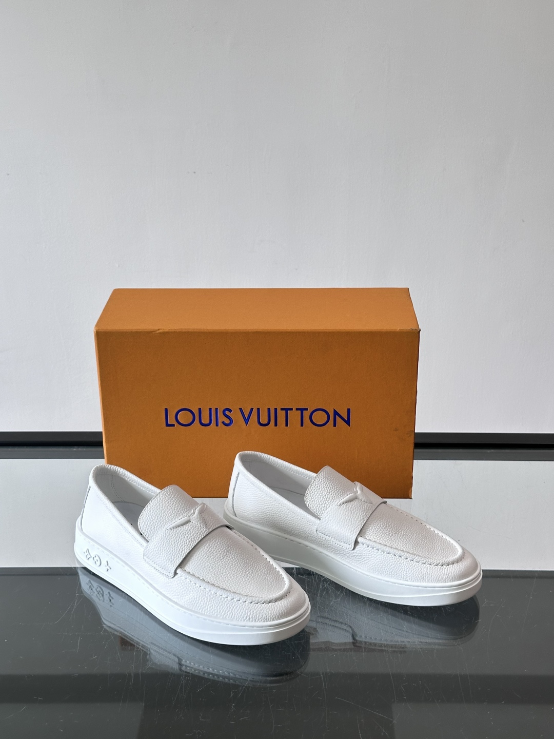 ​​LV 莫卡辛鞋，真皮鞋面搭配 Monogram 老花内衬，厚底设计。这个系列是 LV 的经典乐福鞋/豆豆鞋款，走的是