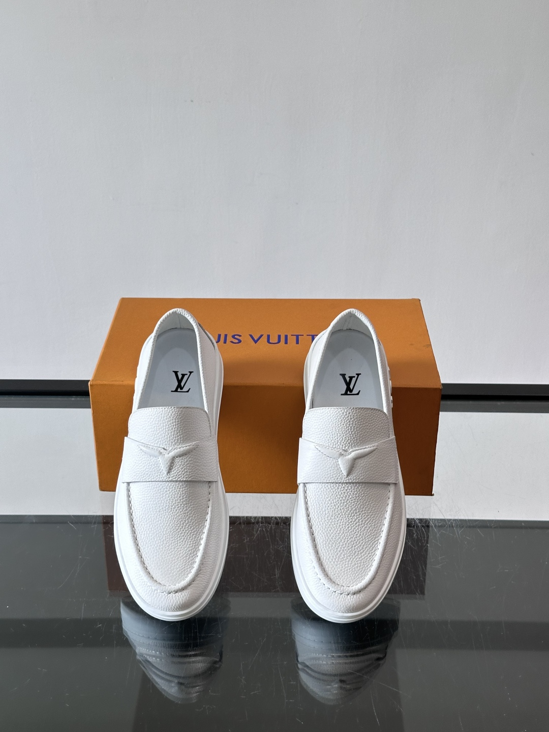 ​​LV 莫卡辛鞋，真皮鞋面搭配 Monogram 老花内衬，厚底设计。这个系列是 LV 的经典乐福鞋/豆豆鞋款，走的是