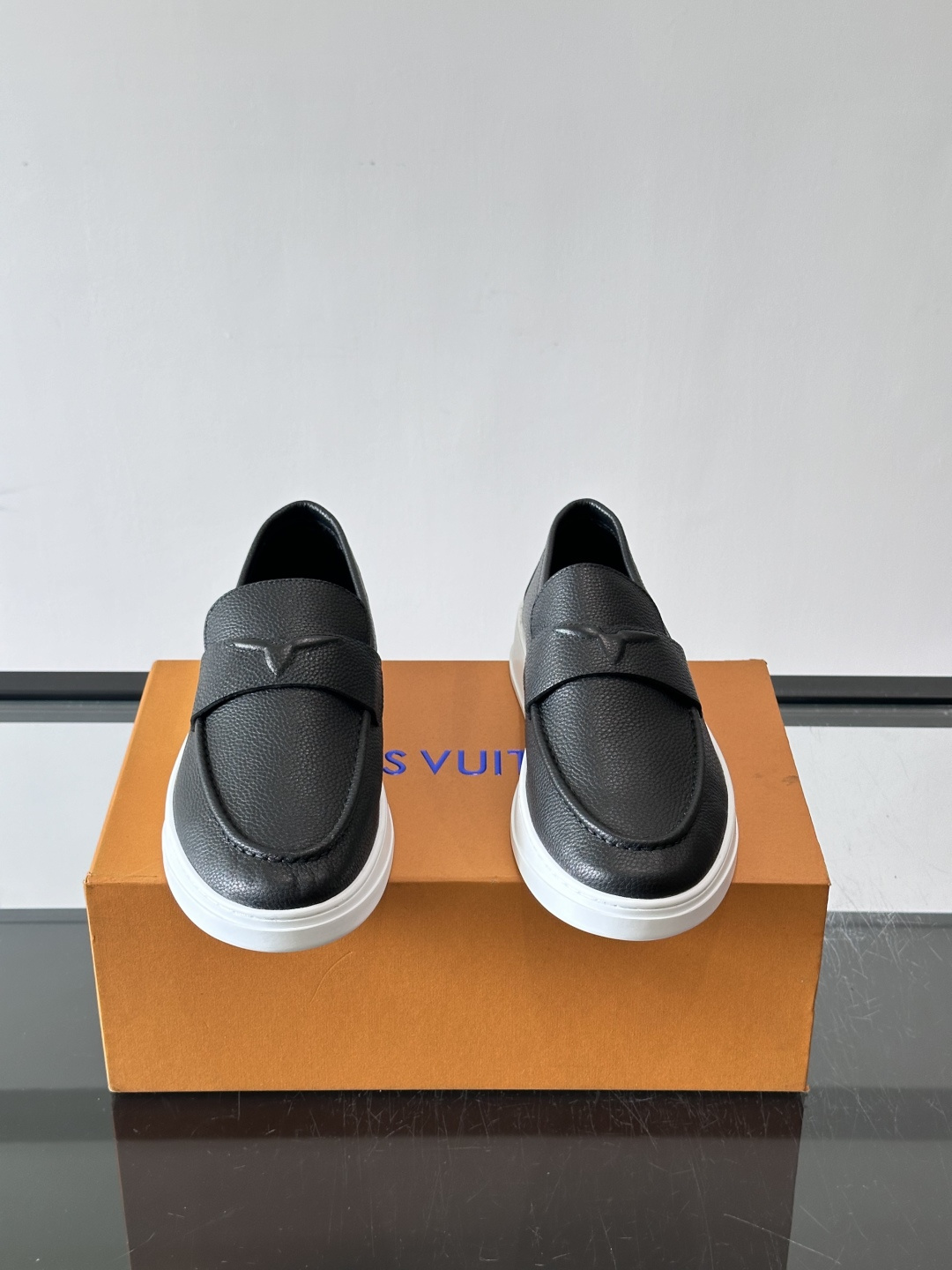 ​​LV 莫卡辛鞋，真皮鞋面搭配 Monogram 老花内衬，厚底设计。这个系列是 LV 的经典乐福鞋/豆豆鞋款，走的是