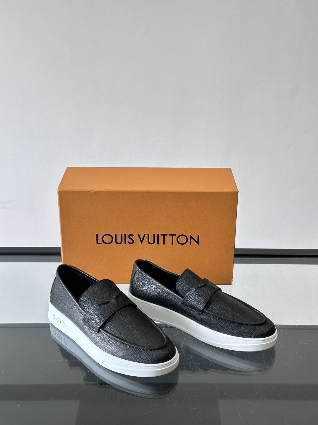 ​​LV 莫卡辛鞋，真皮鞋面搭配 Monogram 老花内衬，厚底设计。这个系列是 LV 的经典乐福鞋/豆豆鞋款，走的是