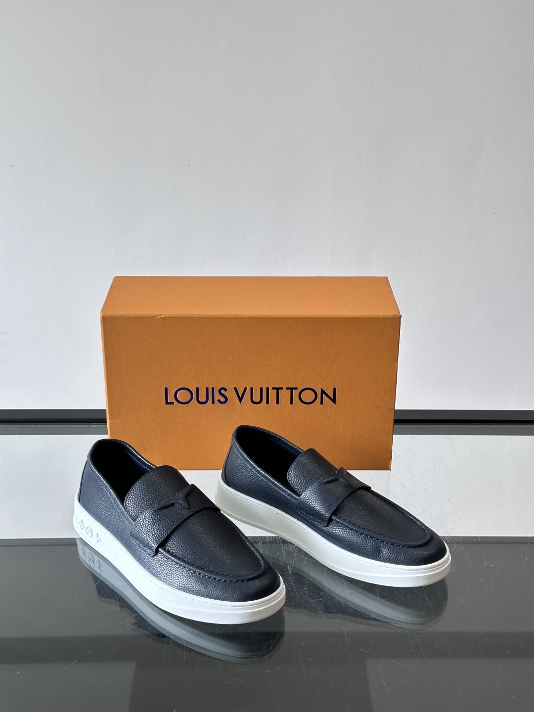 ​​LV 莫卡辛鞋，真皮鞋面搭配 Monogram 老花内衬，厚底设计。这个系列是 LV 的经典乐福鞋/豆豆鞋款，走的是