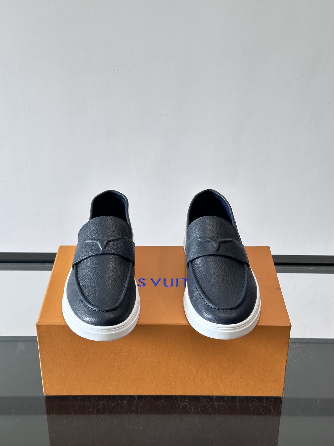 ​​LV 莫卡辛鞋，真皮鞋面搭配 Monogram 老花内衬，厚底设计。这个系列是 LV 的经典乐福鞋/豆豆鞋款，走的是