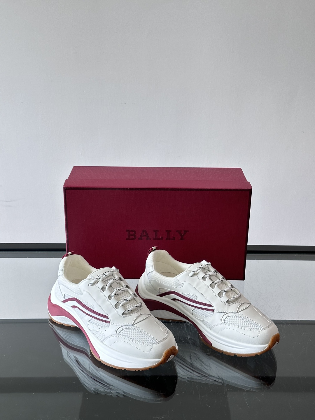 👟BALLY男士休闲运动鞋，鞋面采用优质牛皮，颜色鞋底点缀，简约又有层次感✨。厚底设计，穿着舒适还能悄悄增高，日常通勤、