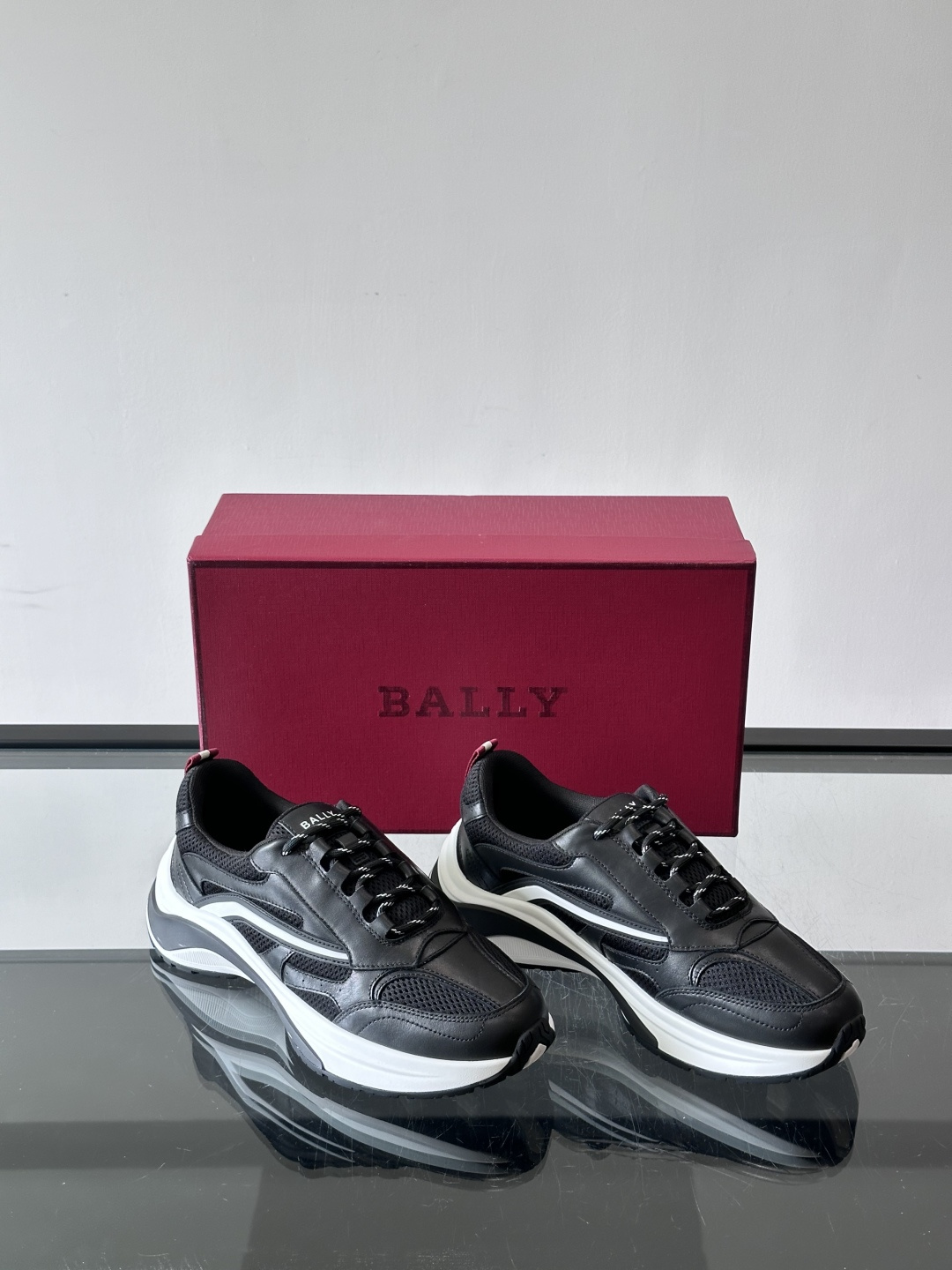 👟BALLY男士休闲运动鞋，鞋面采用优质牛皮，颜色鞋底点缀，简约又有层次感✨。厚底设计，穿着舒适还能悄悄增高，日常通勤、