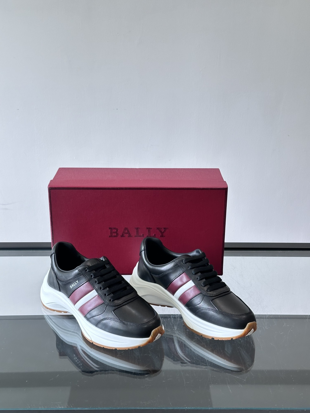 👟BALLY男士休闲运动鞋，鞋面采用优质牛皮，颜色鞋底点缀，简约又有层次感✨。厚底设计，穿着舒适还能悄悄增高，日常通勤、