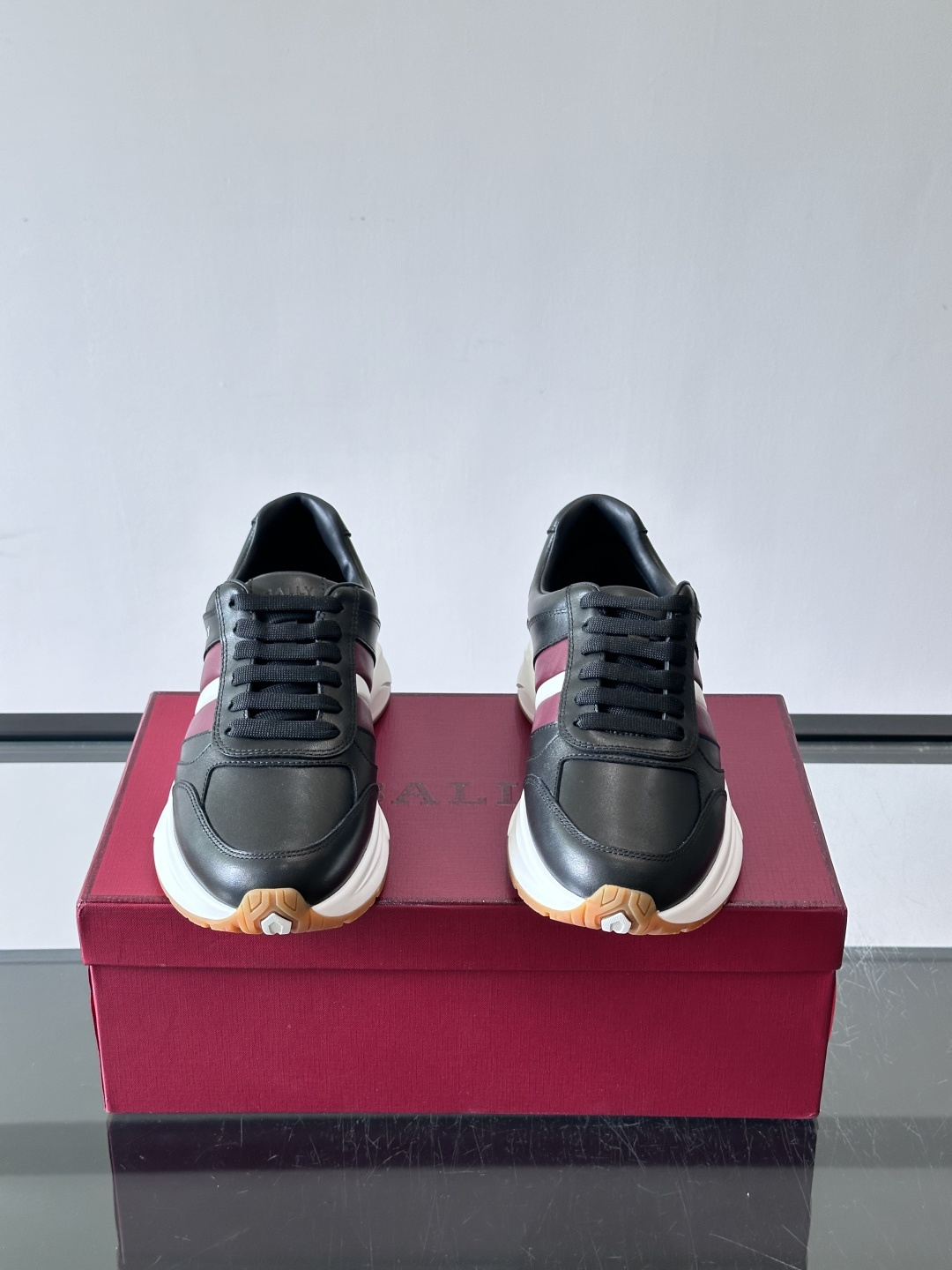 👟BALLY男士休闲运动鞋，鞋面采用优质牛皮，颜色鞋底点缀，简约又有层次感✨。厚底设计，穿着舒适还能悄悄增高，日常通勤、