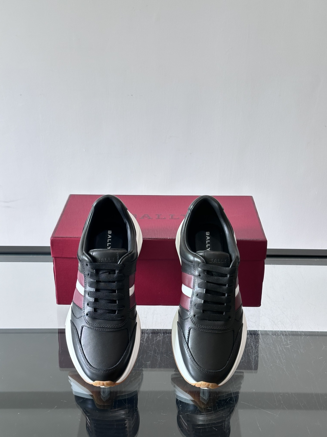 👟BALLY男士休闲运动鞋，鞋面采用优质牛皮，颜色鞋底点缀，简约又有层次感✨。厚底设计，穿着舒适还能悄悄增高，日常通勤、