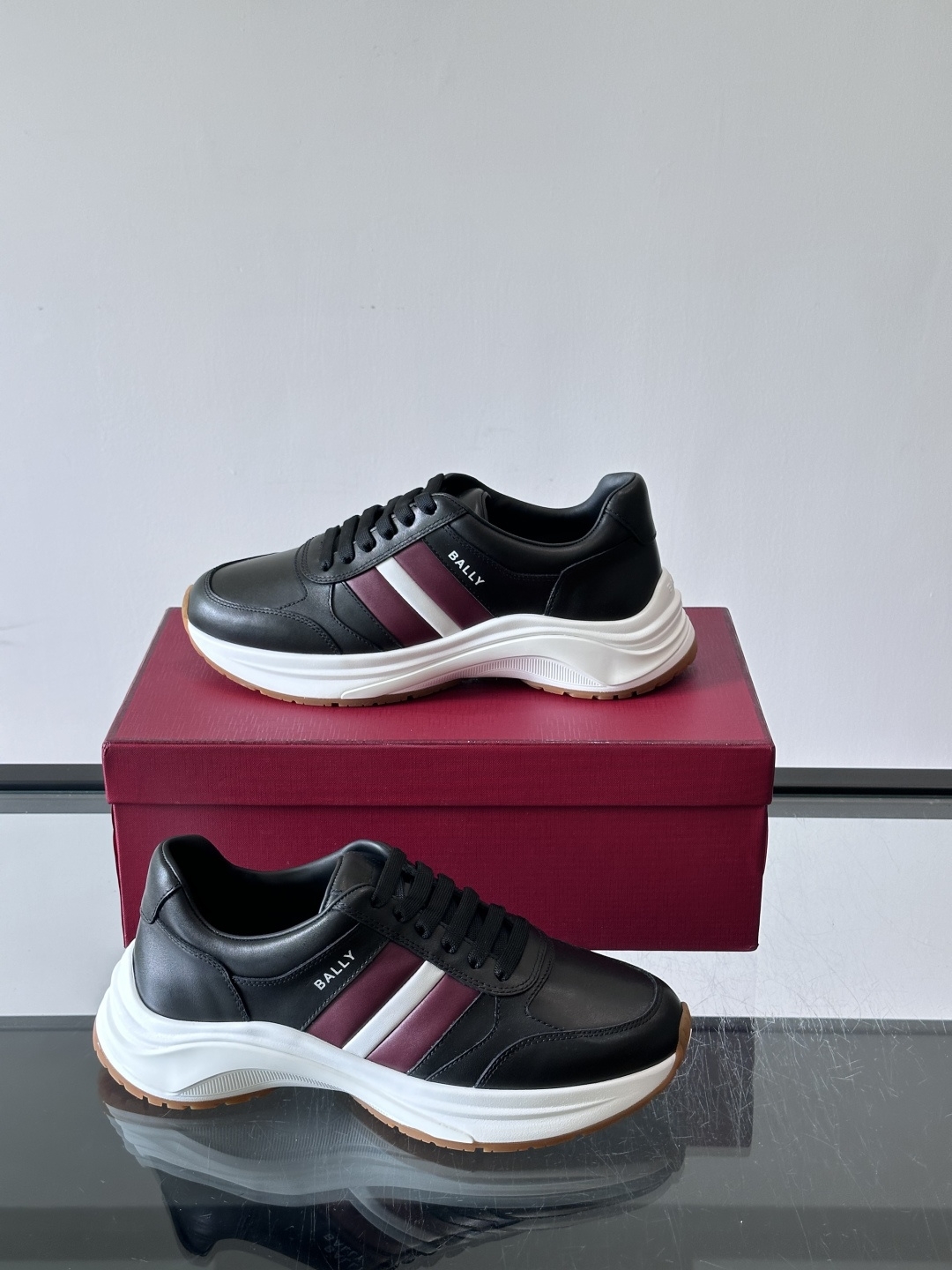 👟BALLY男士休闲运动鞋，鞋面采用优质牛皮，颜色鞋底点缀，简约又有层次感✨。厚底设计，穿着舒适还能悄悄增高，日常通勤、