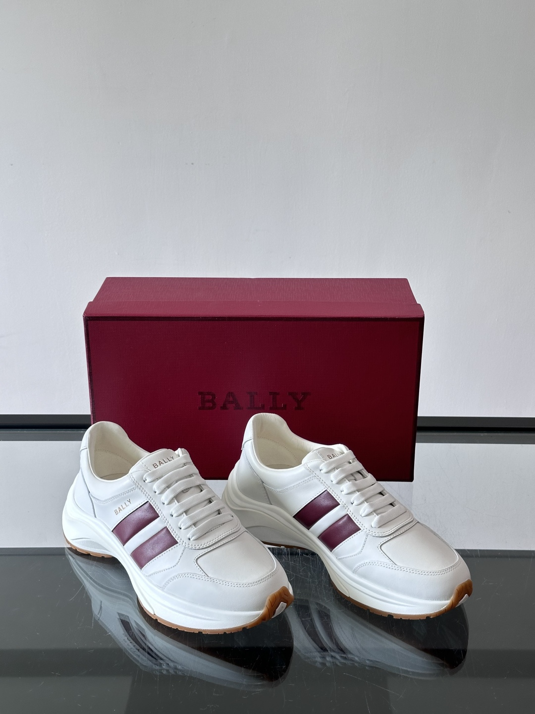 👟BALLY男士休闲运动鞋，鞋面采用优质牛皮，颜色鞋底点缀，简约又有层次感✨。厚底设计，穿着舒适还能悄悄增高，日常通勤、