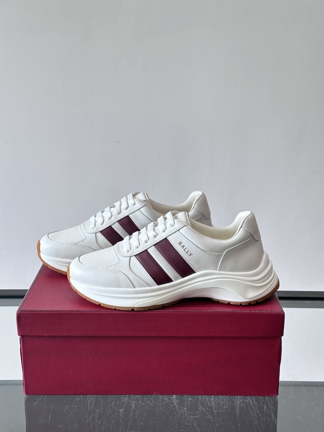 👟BALLY男士休闲运动鞋，鞋面采用优质牛皮，颜色鞋底点缀，简约又有层次感✨。厚底设计，穿着舒适还能悄悄增高，日常通勤、