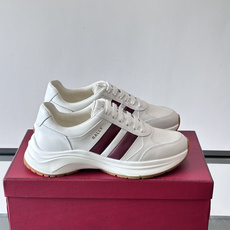 👟BALLY男士休闲运动鞋,鞋面采用优质牛皮,颜色鞋底点缀,简约又有层次感✨。厚底设计,穿着舒适还能悄悄增高,日常通勤、 👟BALLY男士休闲运动鞋,鞋面采用优质牛皮,颜色鞋底点缀,简约又有层次感✨。厚底设计,穿着舒适还能悄悄增高,日常通勤、