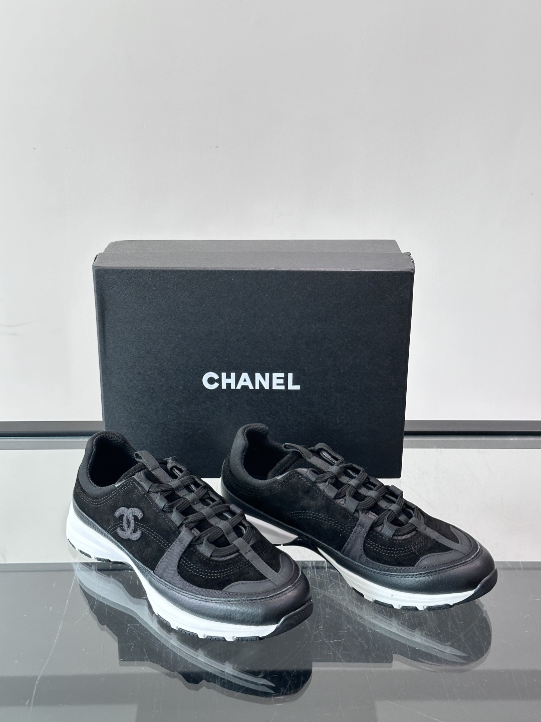 Chanel 🔥新款运动鞋|配色美到犯规了👍圈粉这双鞋子了,脚感真的很舒服很舒服😌真的很好看。这款经典设计 鞋面多种工艺 Chanel 🔥新款运动鞋|配色美到犯规了👍圈粉这双鞋子了,脚感真的很舒服很舒服😌真的很好看。这款经典设计 鞋面多种工艺