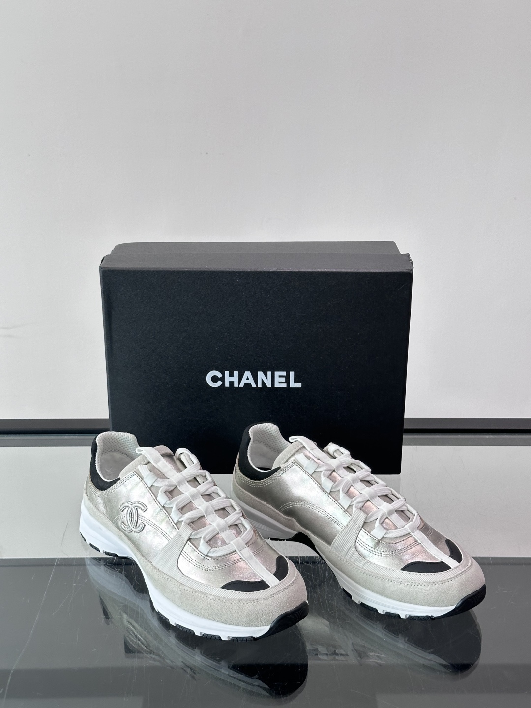 Chanel 🔥新款运动鞋|配色美到犯规了👍圈粉这双鞋子了,脚感真的很舒服很舒服😌真的很好看。这款经典设计 鞋面多种工艺 Chanel 🔥新款运动鞋|配色美到犯规了👍圈粉这双鞋子了,脚感真的很舒服很舒服😌真的很好看。这款经典设计 鞋面多种工艺